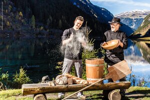 Carl-Peter Kostner und Peter Kostner auf einer Tiroler Alm mit knusprigen Brot
