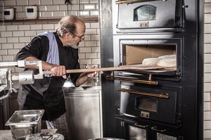 Carl-Peter Kostner am Backofen in der Schaubackstube im Geschäft in 