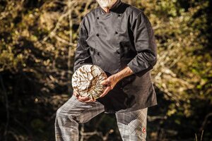 Carl-Peter Kostner mit Brot in der Hand