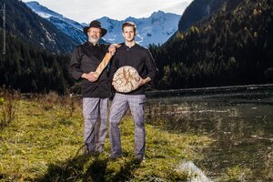 Peter Kostner und Carl-Peter Kostner am See mit Brot in der Hand