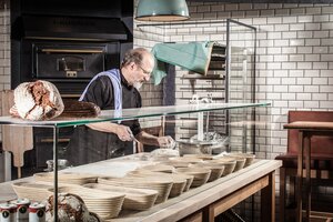 Carl-Peter Kostner beim Backen in der Show Backstube 3