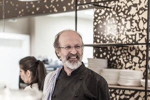 Carl-Peter Kostner hinter der neuen Kuchenvitrine