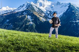 Carl-Peter Kostner mit Brot in der Hand 3