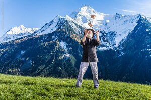 Carl-Peter Kostner mit Brot in der Hand 4