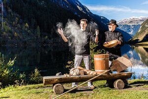 Peter Kostner und Carl-Peter Kostner am See, Sauerteig anrühren