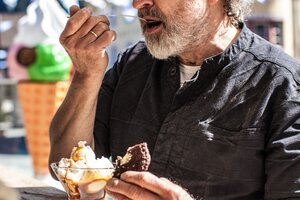 Carl-Peter Kostner isst Karamellbecher Eis